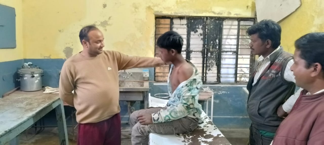 जपला बांध मोड़ पर नशे में धुत पिता-पुत्र की बाइक अनियंत्रित, दोनों घायल