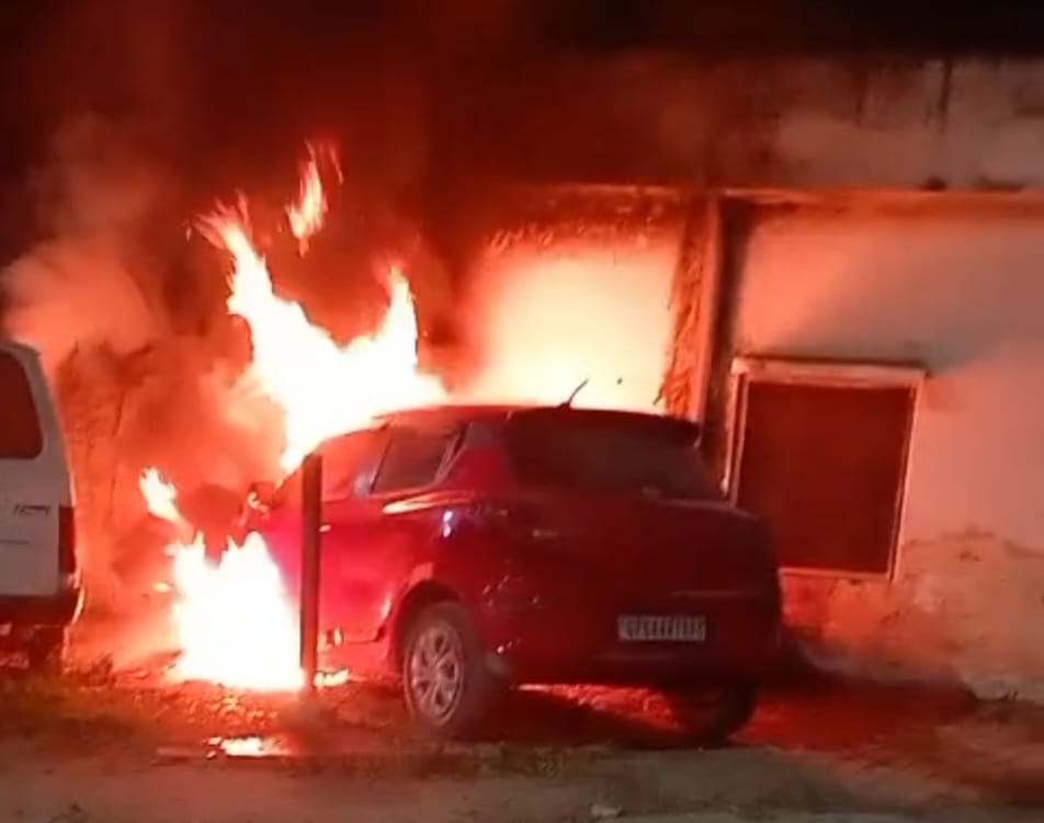 दुद्धी सीएचसी परिसर में स्टाफ नर्स की नई कार में संदिग्ध परिस्थिति में लगी भीषण आग, खराब एंबुलेंस भी चपेट में, घंटे भर मशक्कत से काबू पाया