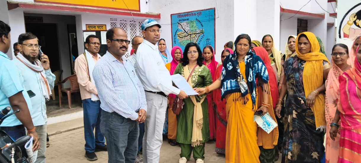 दुद्धी ब्लॉक की रसोइया बहनों ने बीईओ को सौंपा पत्र, न्यूनतम मजदूरी व पूरे 11 माह का मानदेय दिलाने की मांग