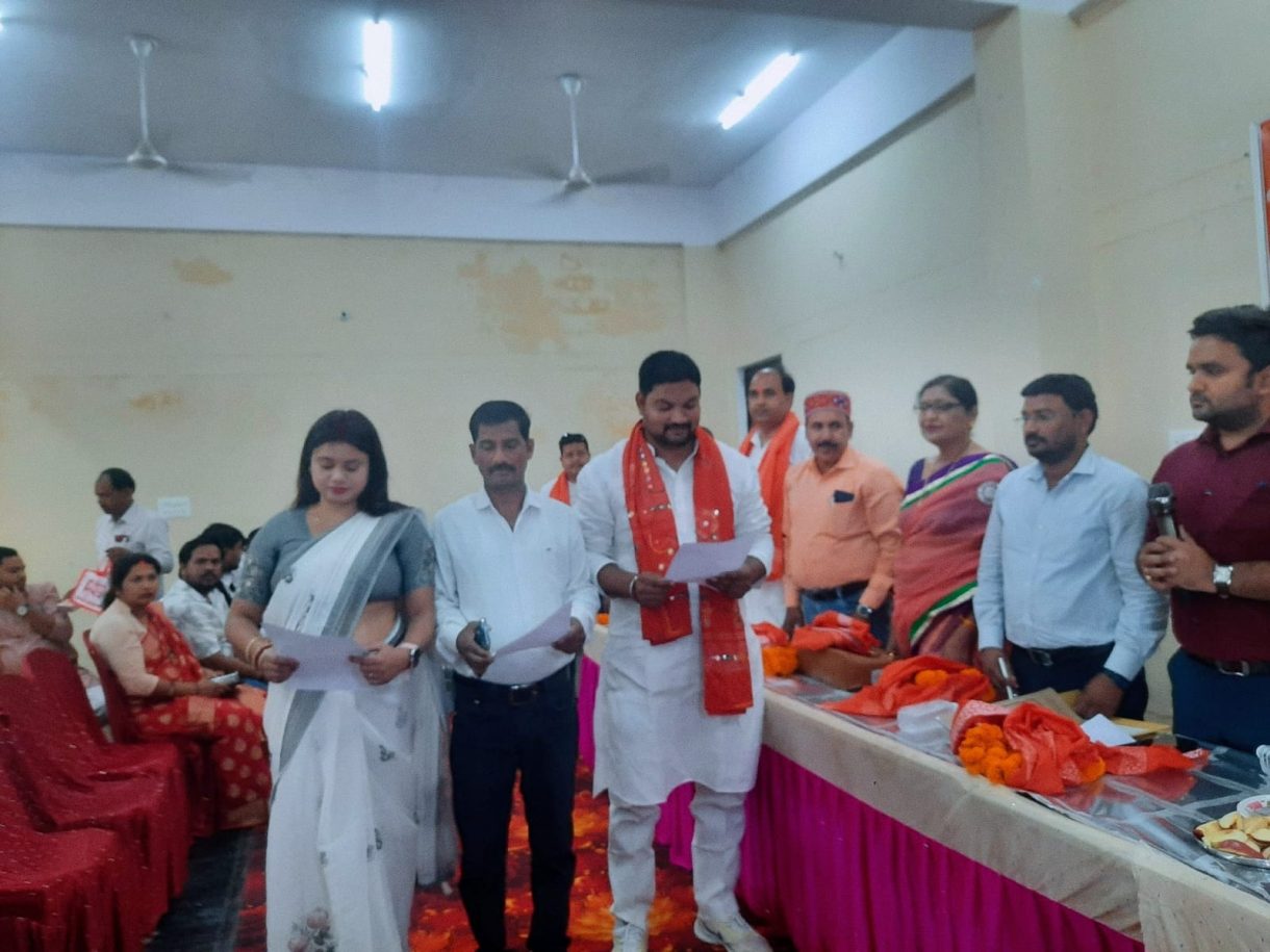 दुद्धी नगर पंचायत में राज्यपाल मनोनीत तीन सभासदों ने ली शपथ,उपजिलाधिकारी ने दिलाई पद एवं गोपनीयता की शपथ