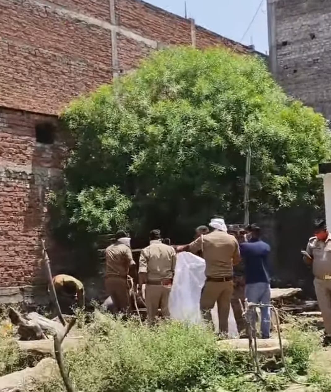 कुएं से निकली सड़ी-गली लाश, इलाके में हड़कंप पहचान बनी पहेली, मौत पर उठे कई सवाल