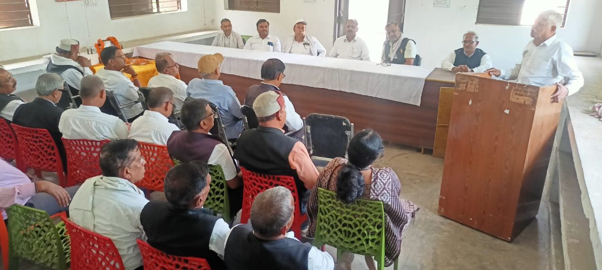 बस स्टैंड क्षेत्र में नाली निर्माण की मांग, व्यापार मंडल अध्यक्ष ने ईओ को सौंपा प्रार्थना पत्र