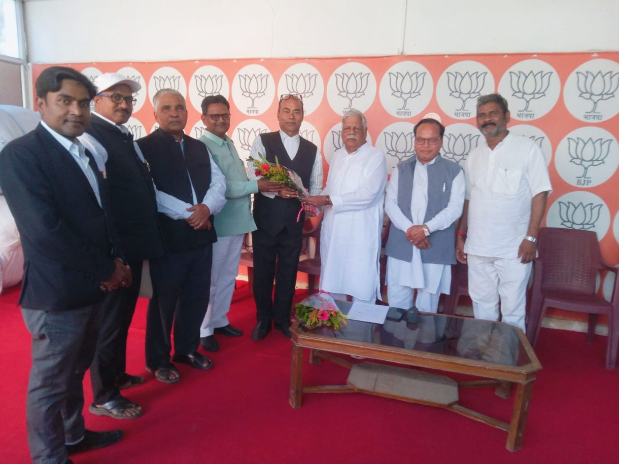 विभिन्न ट्रेनों के ठहराव को लेकर पलामू झारखण्ड सांसद बी डी राम से दुद्धी का प्रतिनिधि मण्डल मिला