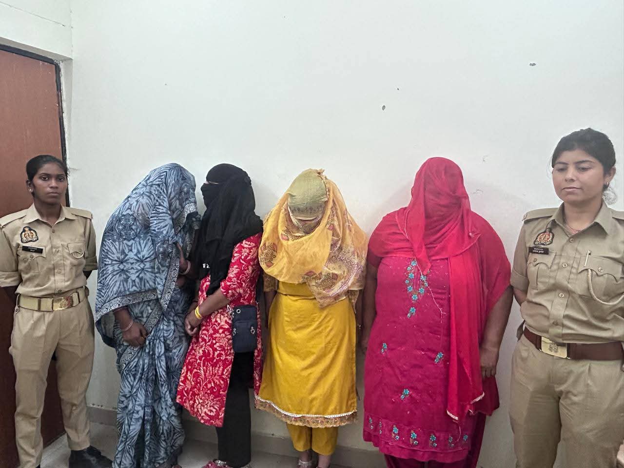 प्रयागराज में शनिवार कल्याणी देवी मोहल्ले में ब्यूटी पार्लर की आड़ में हो रहा अनैतिक देह व्यापार