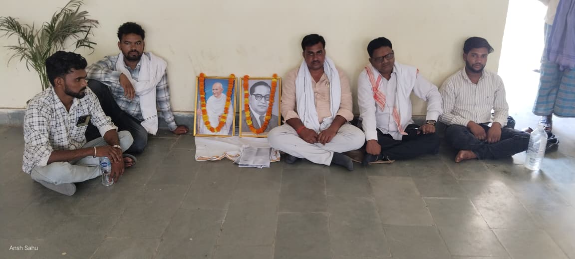 फुलवार खेल मैदान अतिक्रमण मुक्त करो, ग्राम प्रधान का एसडीएम कार्यालय के बाहर धरना