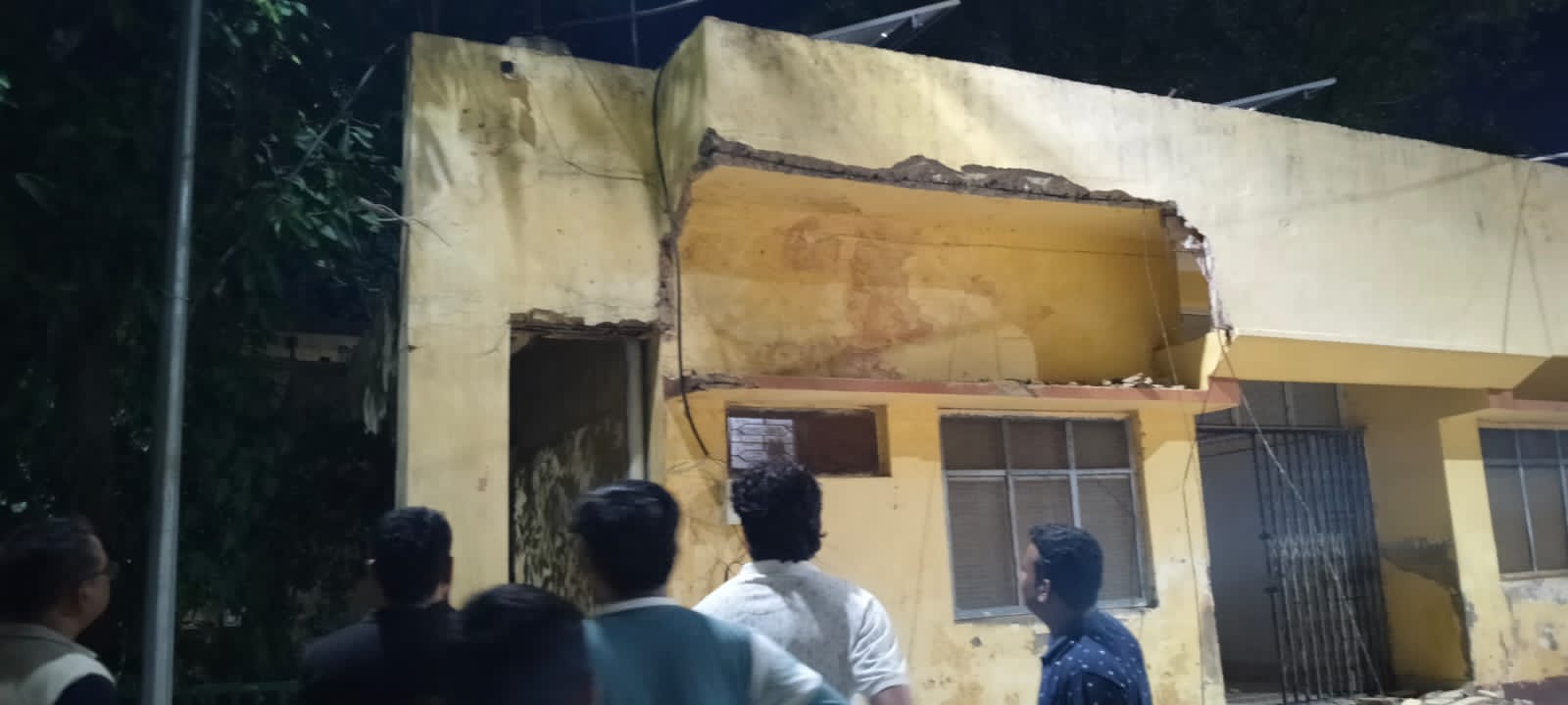 सामुदायिक स्वास्थ्य केंद्र की छत का बारजा रात में गिरा