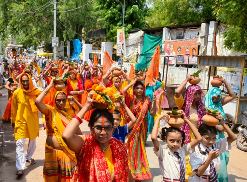 दुद्धी में श्रीमद्भागवत कथा से पूर्व भव्य 101 कलश यात्रा, भक्ति रस में सराबोर हुआ कस्बा