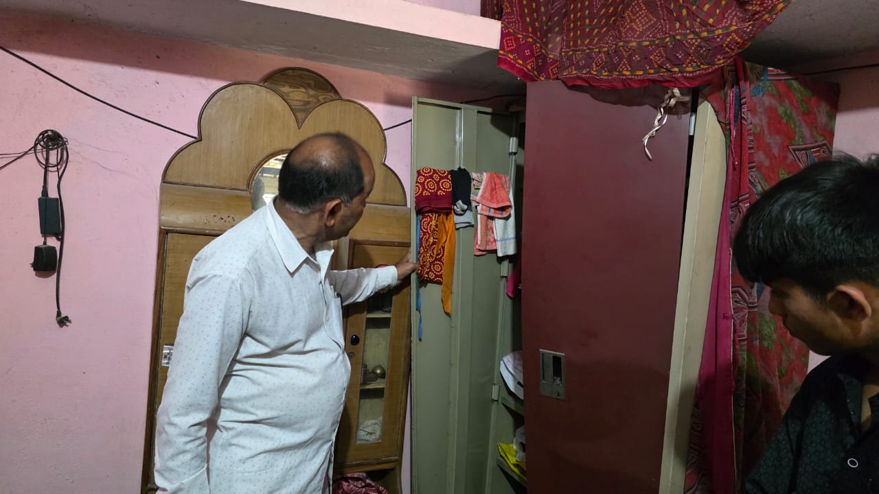 धनौरा गांव में चोरों का धावा: एक घर से 1.5 लाख के जेवर उड़ा ले गए, दूसरे में नाकाम