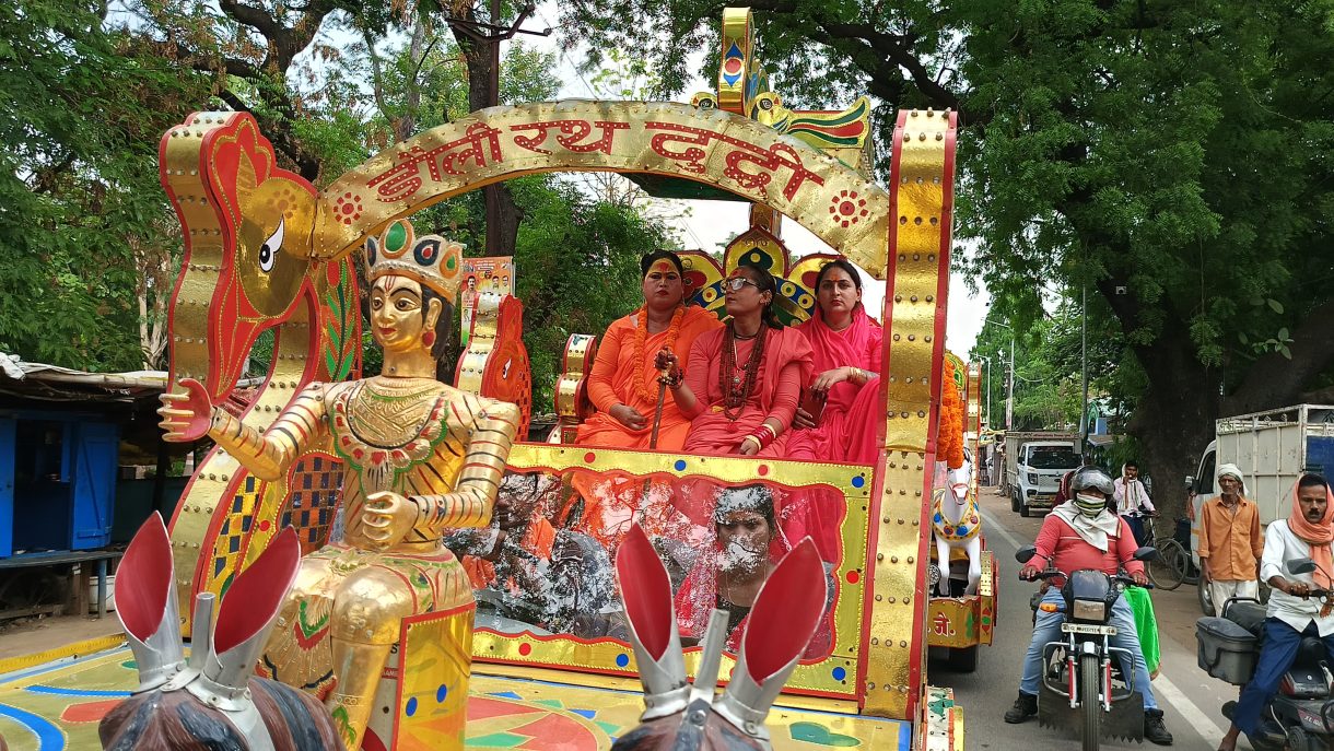 सनातनी किन्नर अखाड़े में किरण नंद गिरी का भव्य महामंडलेश्वर पट्टाभिषेक, सोनभद्र जिला अध्यक्ष बनीं