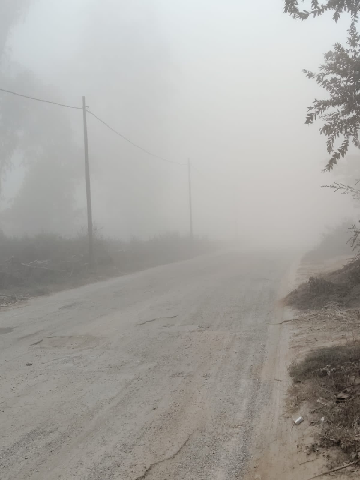 तूफानी कहर एनटीपीसी प्लांट के बंधे से उड़ी सैकड़ो टन राख हुआ जिंदगी नर्क