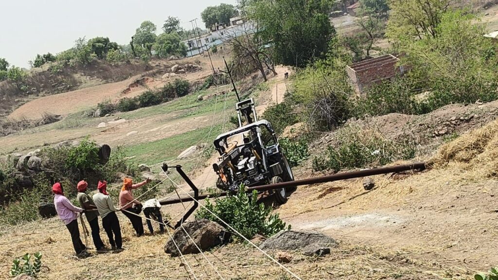 डीएम साहब, जरा इधर भी नजर फेरिए, कोन की बिजली व्यवस्था पूरी तरह बेहाल