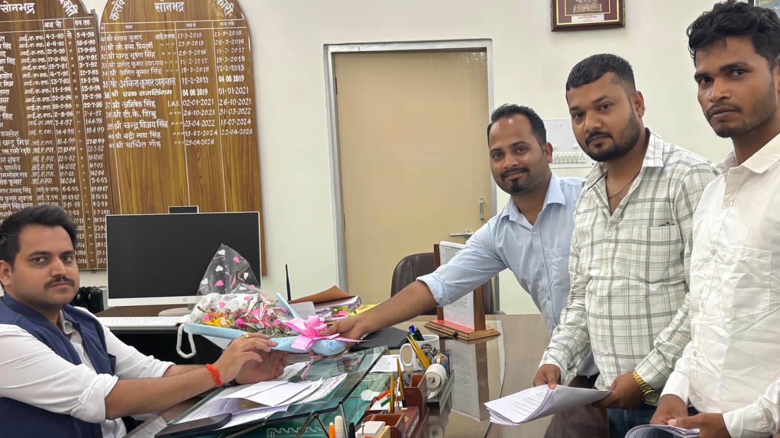 समृद्धि जनकल्याण ट्रस्ट ने जनसमस्याओं को लेकर जिलाधिकारी को सौंपा ज्ञापन