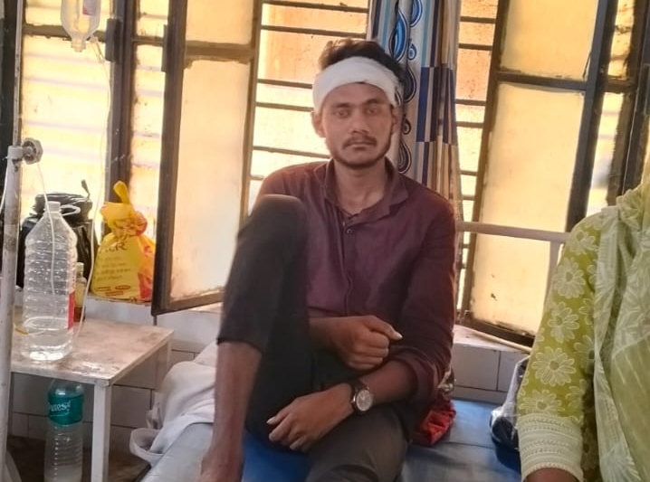 दुद्धी मेला जाते तीन युवकों की बाइक पत्थरचट्टी ट्री गार्ड से टकराया,तीन घायलों में एक रेफर