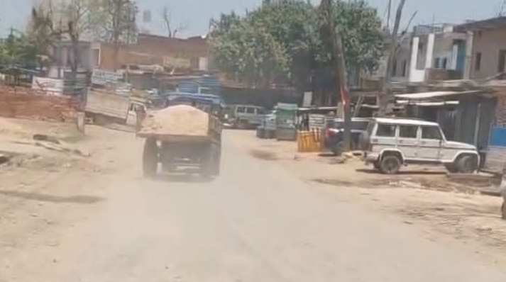 बीजपुर मे कृषि कार्य के लिए पास ट्रैक्टरों का ब्यवसायिक इस्तेमाल हादसे की आशंका